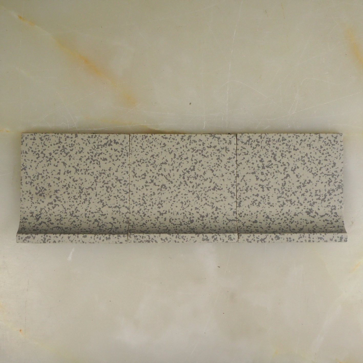 Batch of ceramic plinths - speckled grey cove skirting tiles 'Cerabati' (98 x 98 mm) - 6.7 ml