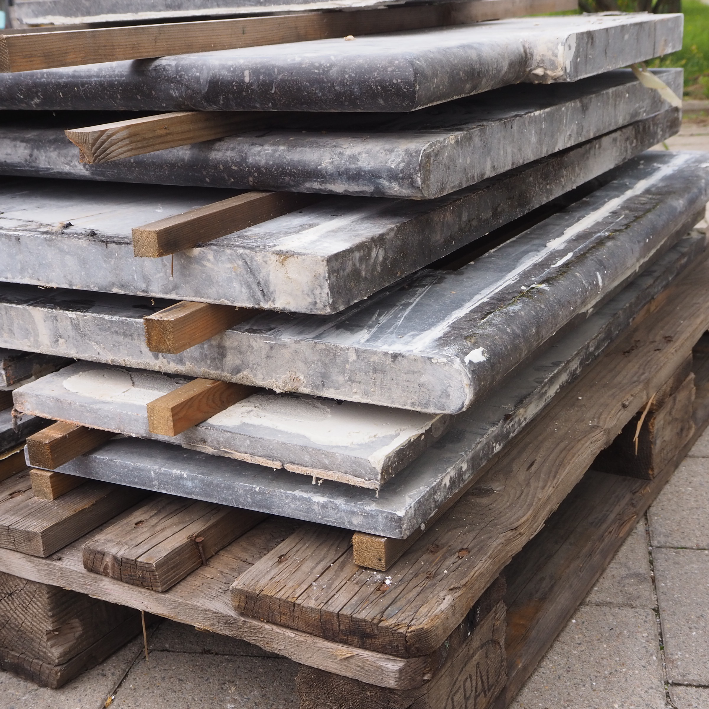 Batch of blue limestone for kitchen worktop &amp; credenza (+/- 2m2)