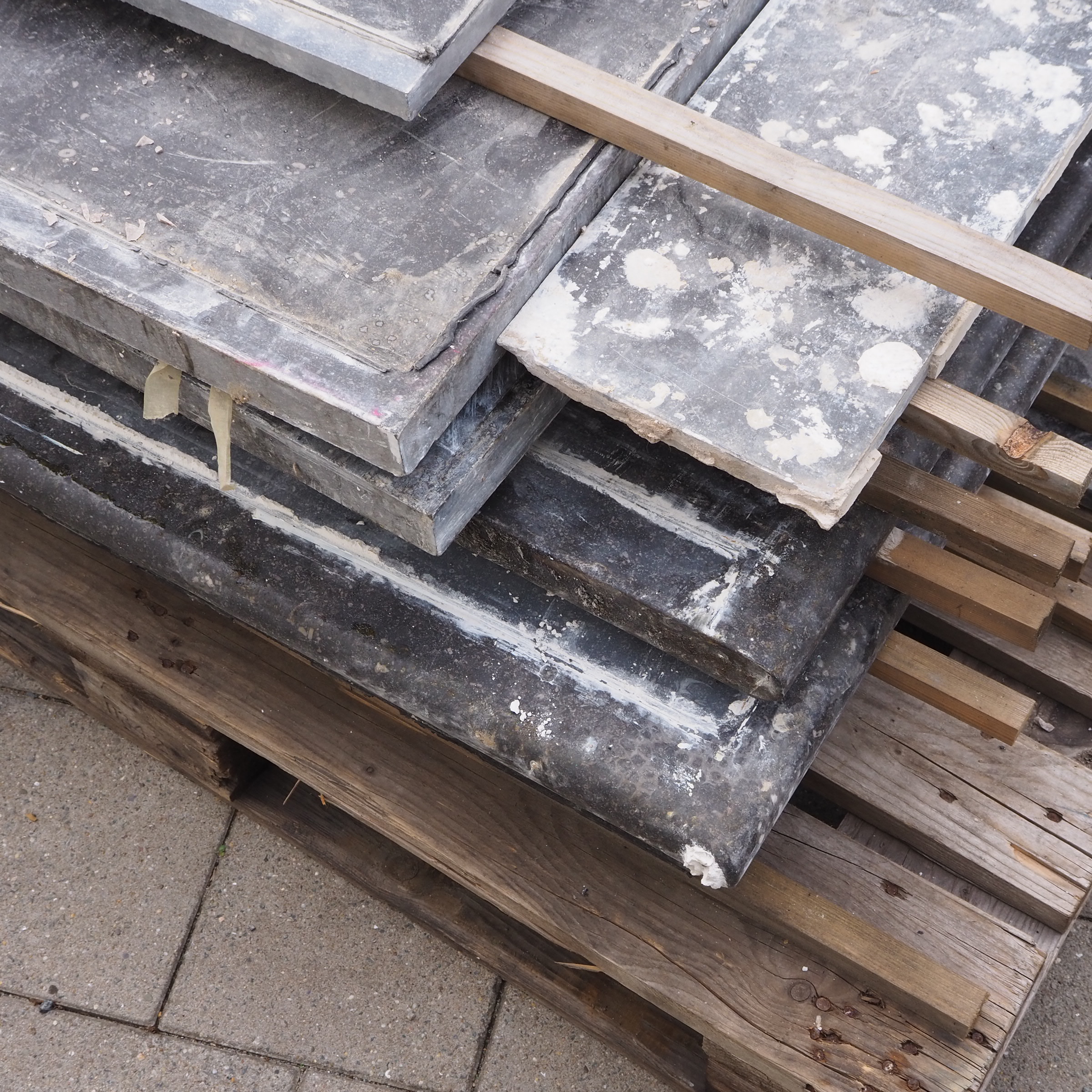 Batch of blue limestone for kitchen worktop &amp; credenza (+/- 2m2)