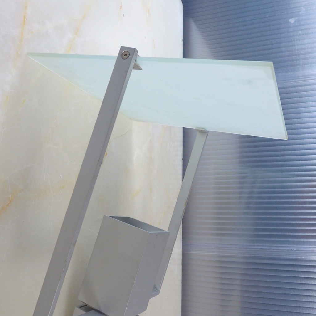 Wall light in metal with adjustable frosted glass diffuser