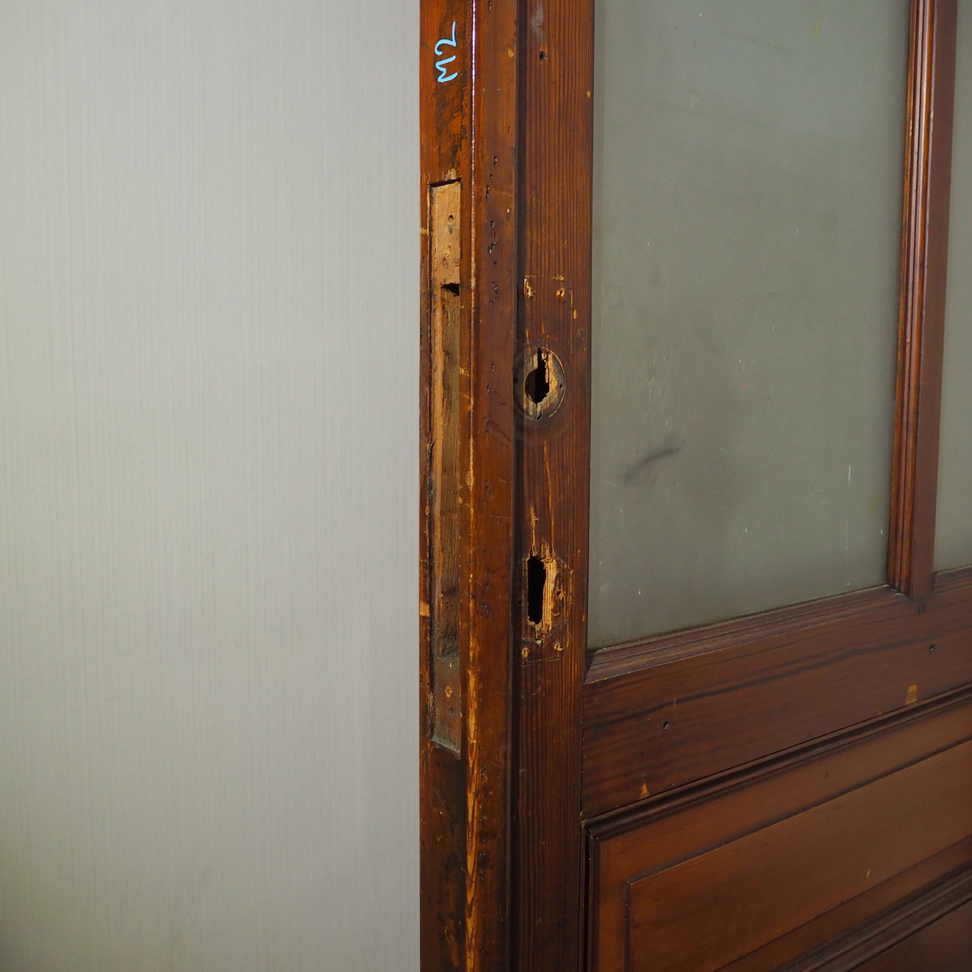 Door in varnished solid wood and opaque glass