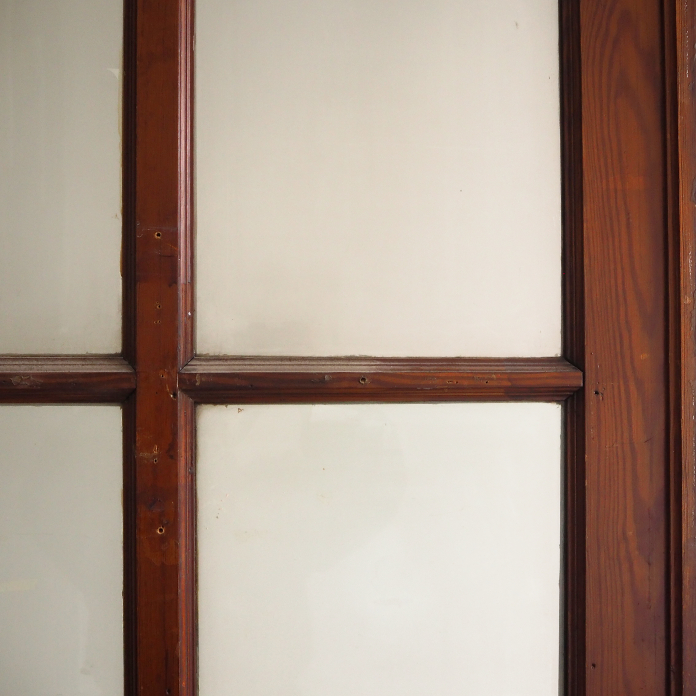 Door in varnished solid wood and opaque glass