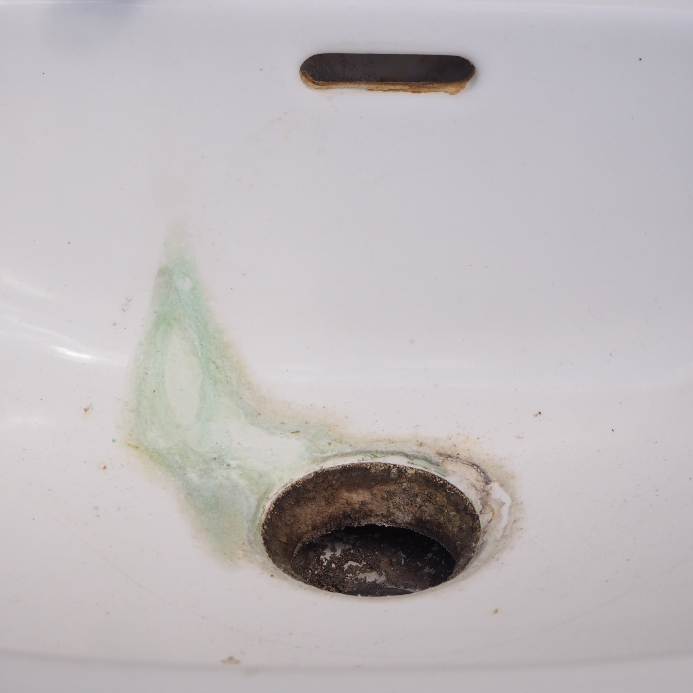 Bathroom sink in ceramic by Villeroy &amp; Boch