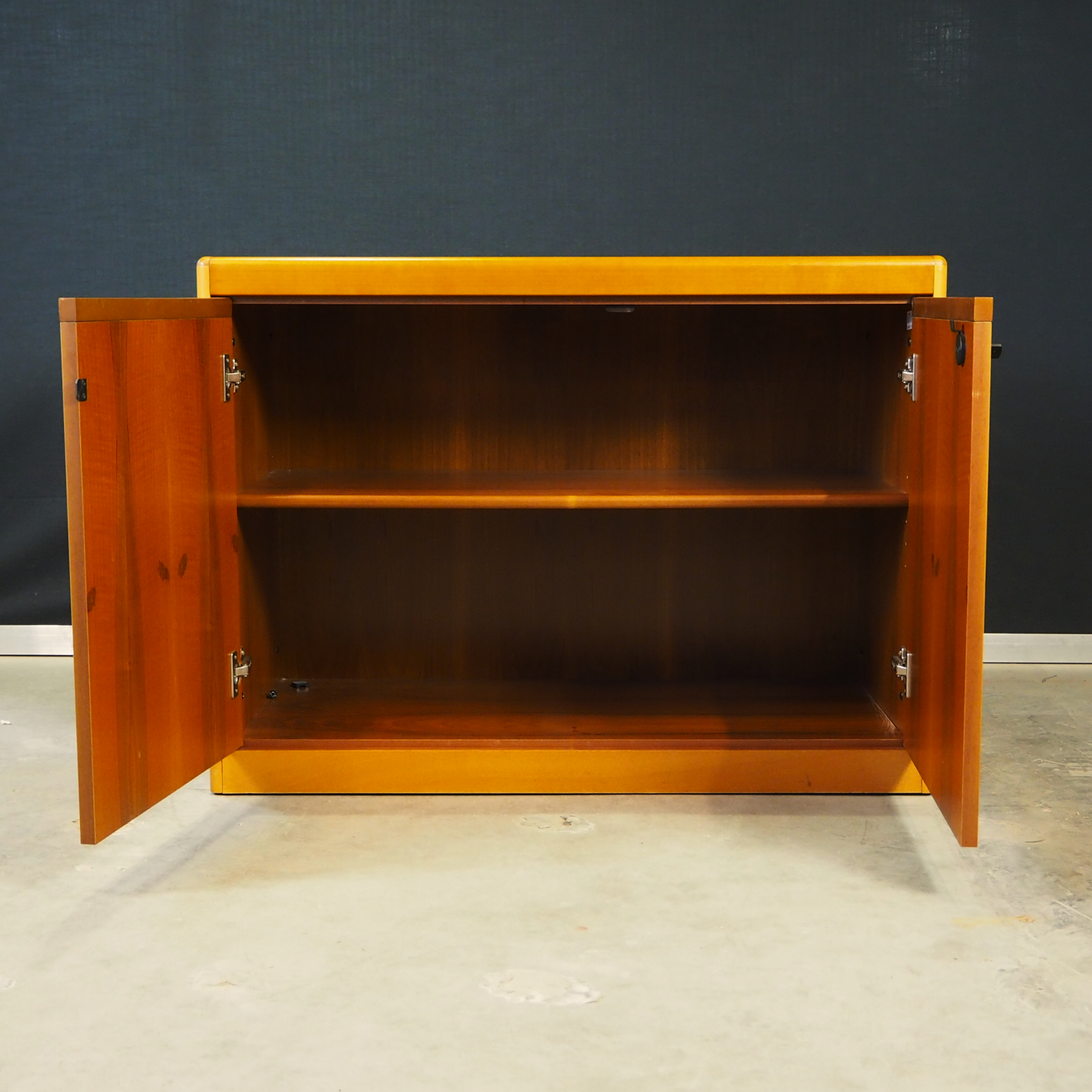 Cabinet in solid wood by Frezza