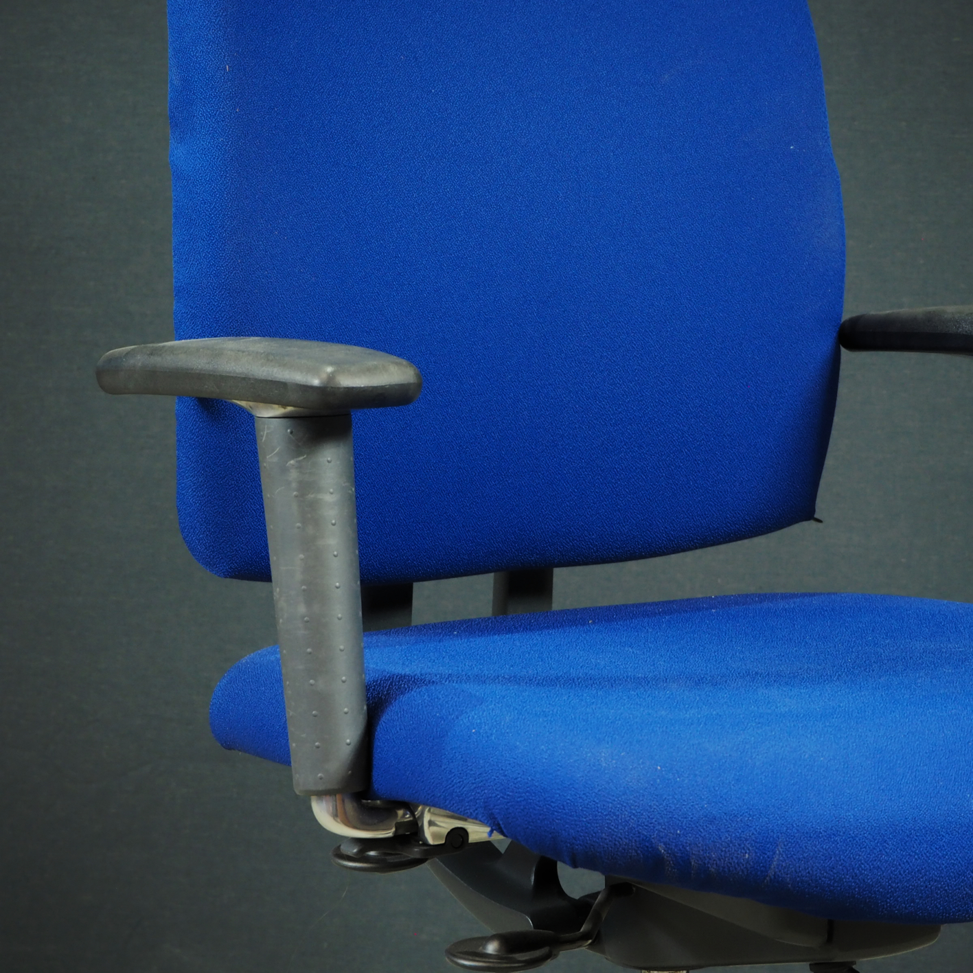 Electric blue office chair by Drabert