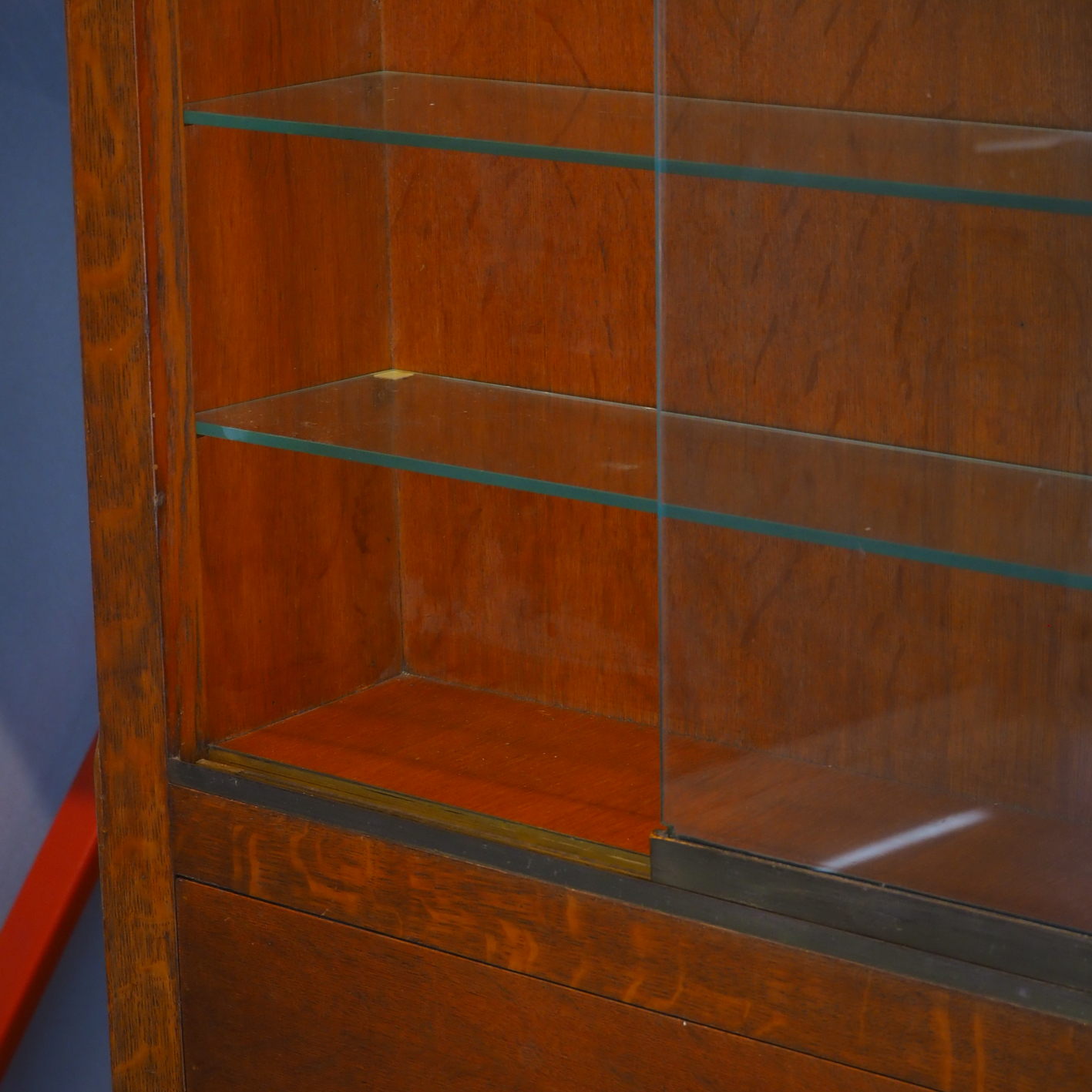 Glass wall shelf with cabinet in oak veneer