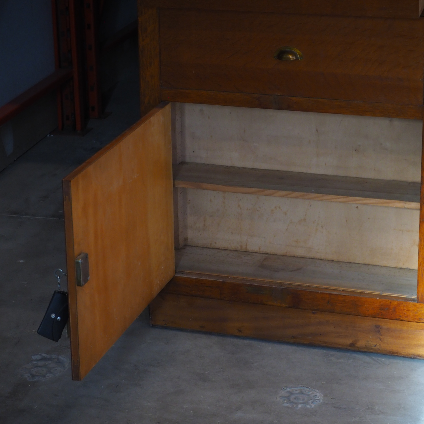 Glass wall shelf with cabinet in oak veneer