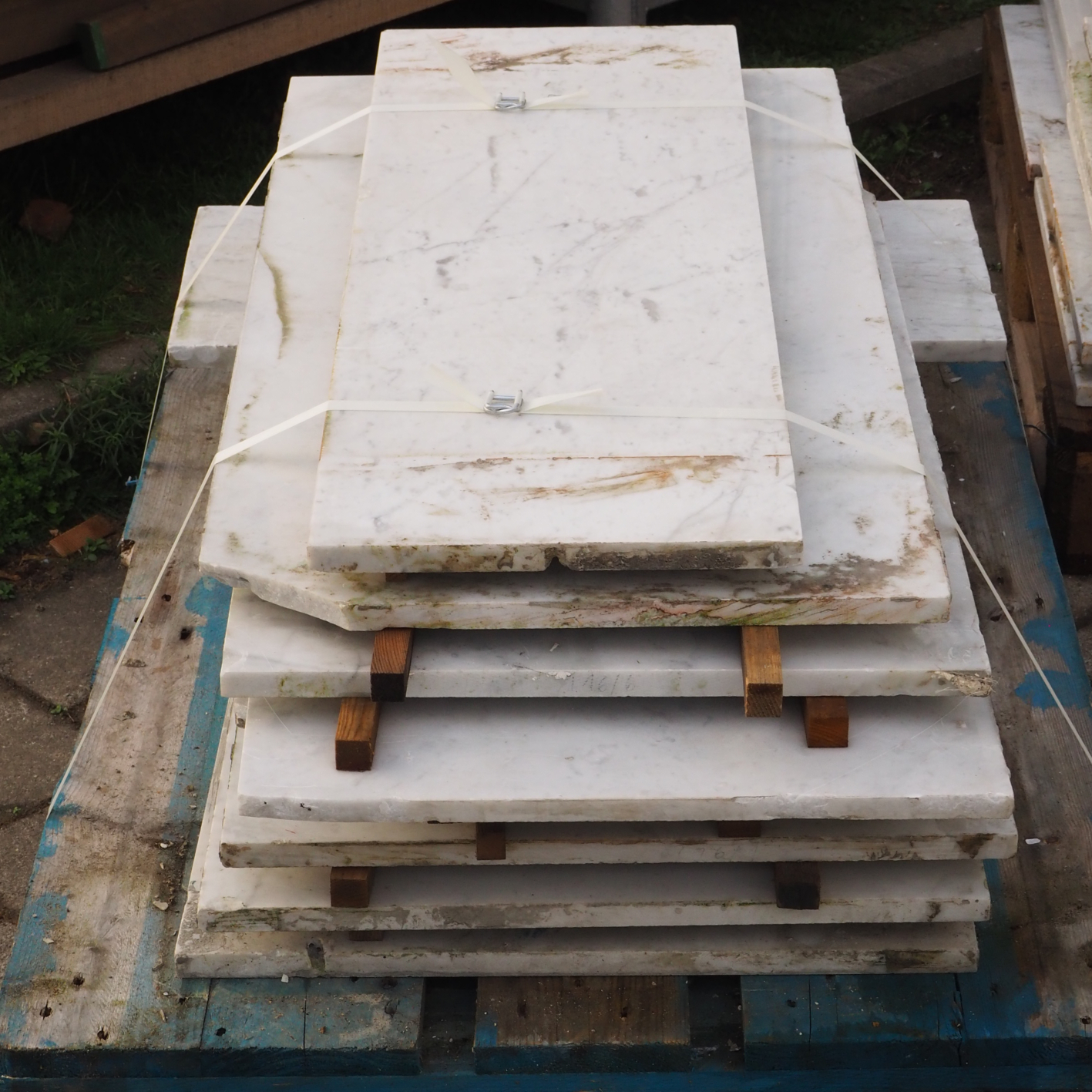Batch of marble tiles (+/- 2 m2)