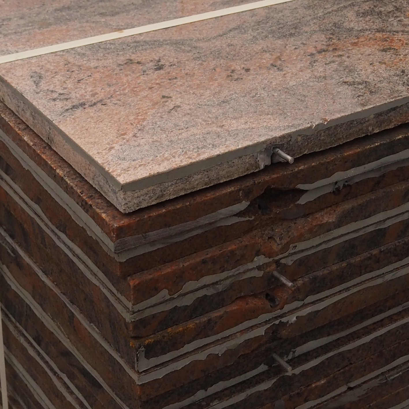 Batch of granite tiles (± 11,7 m2)