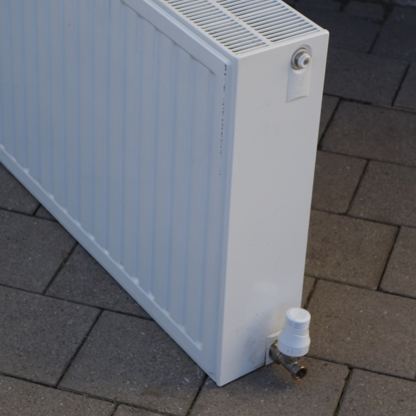 Double panel double convection radiator (Type 33)