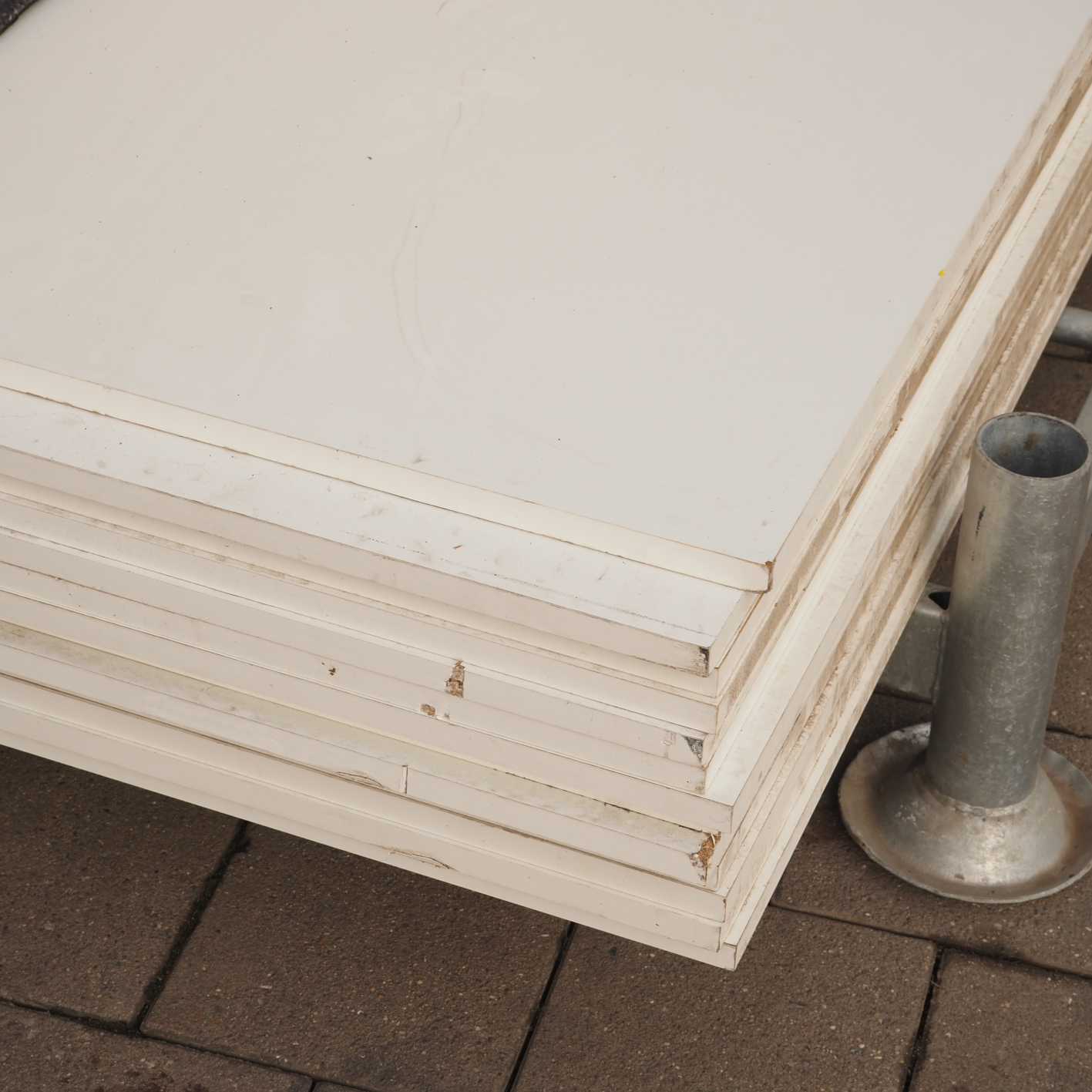 Batch of white laminated panels in particle board (13 pc.)