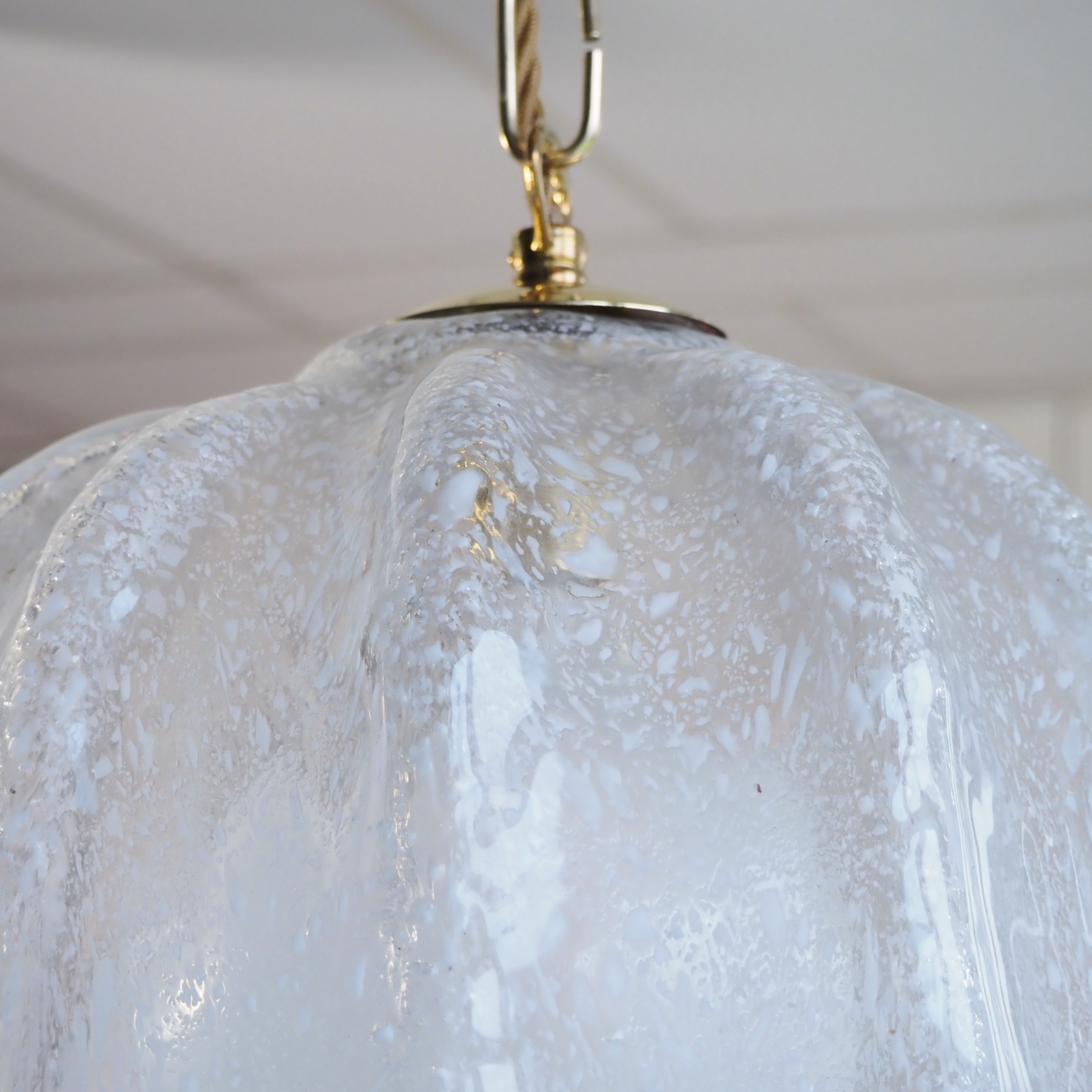 Hanging light in speckled Murano glass