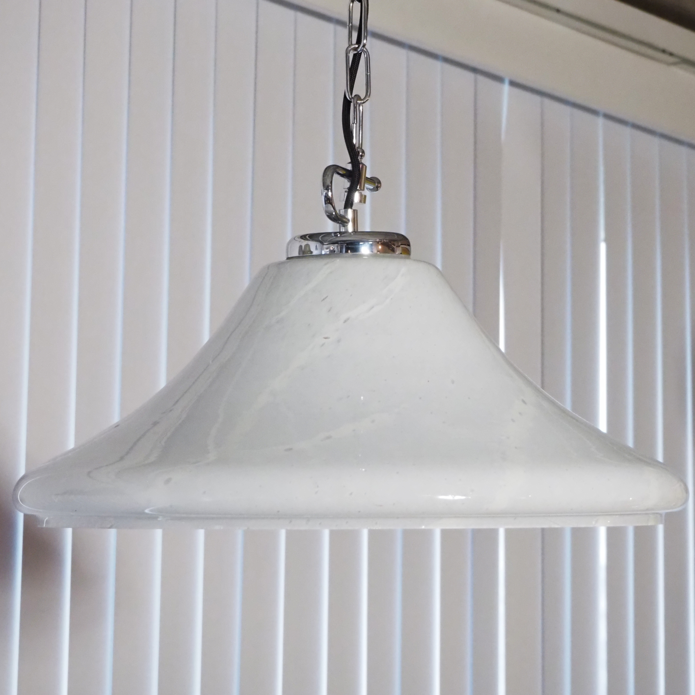Hanging light in white marbled glass