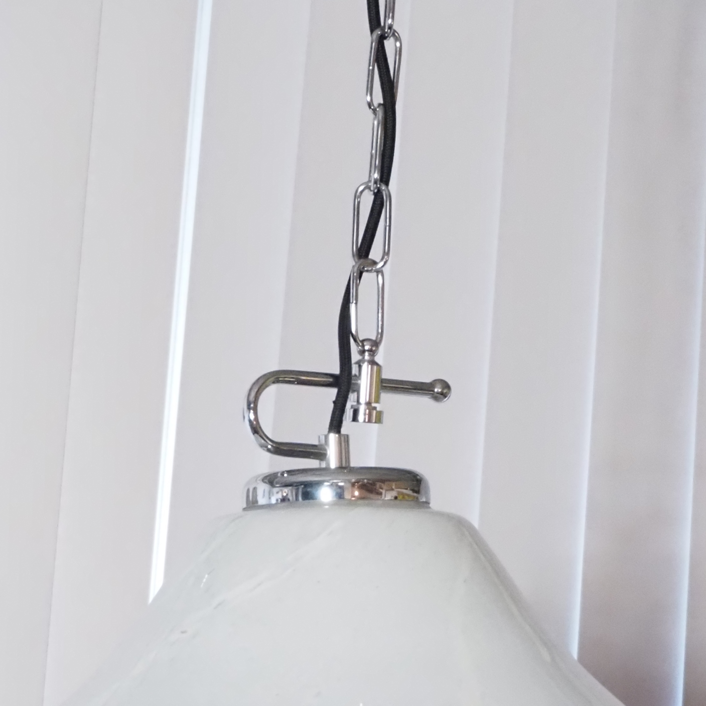 Hanging light in white marbled glass