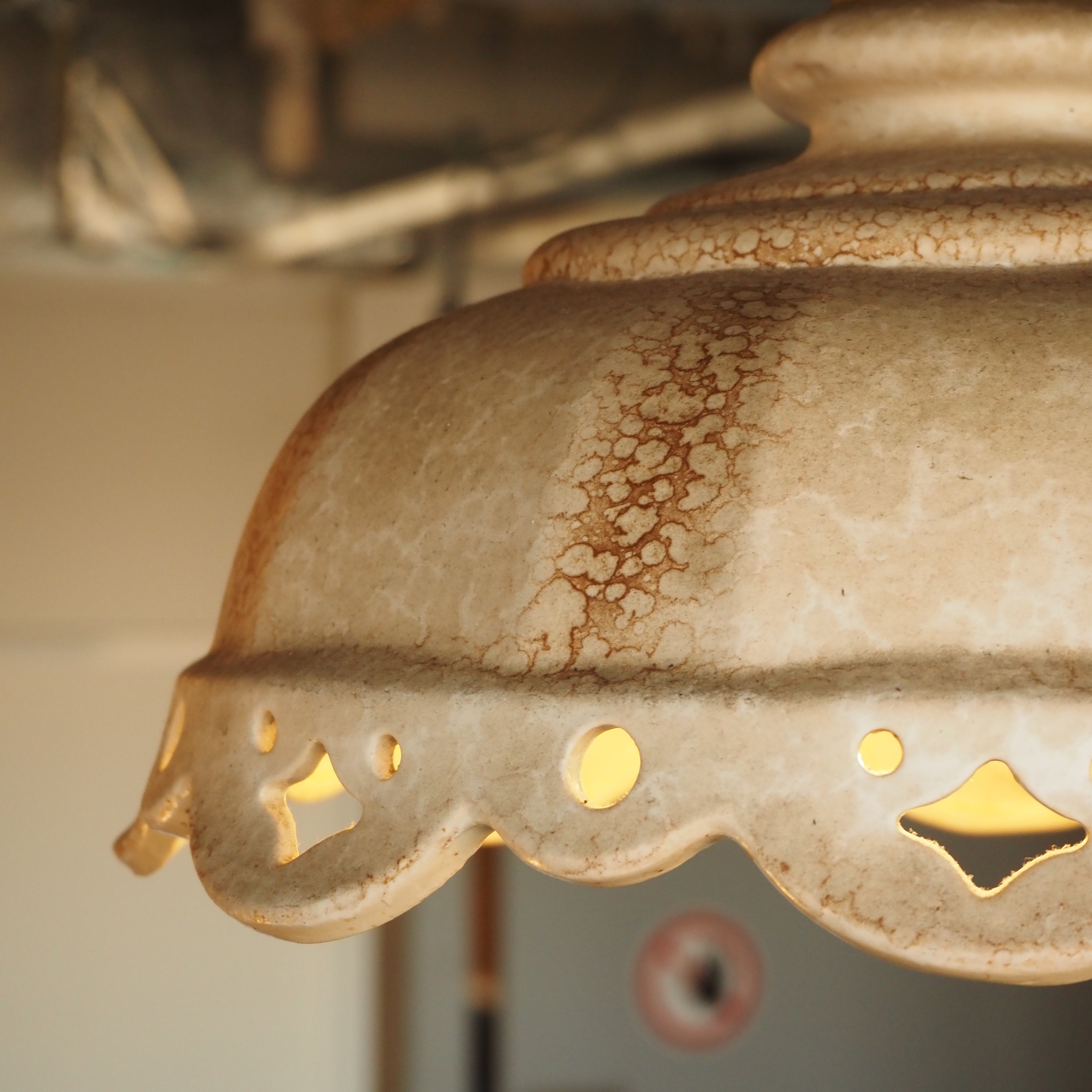 Hanging light in ceramic