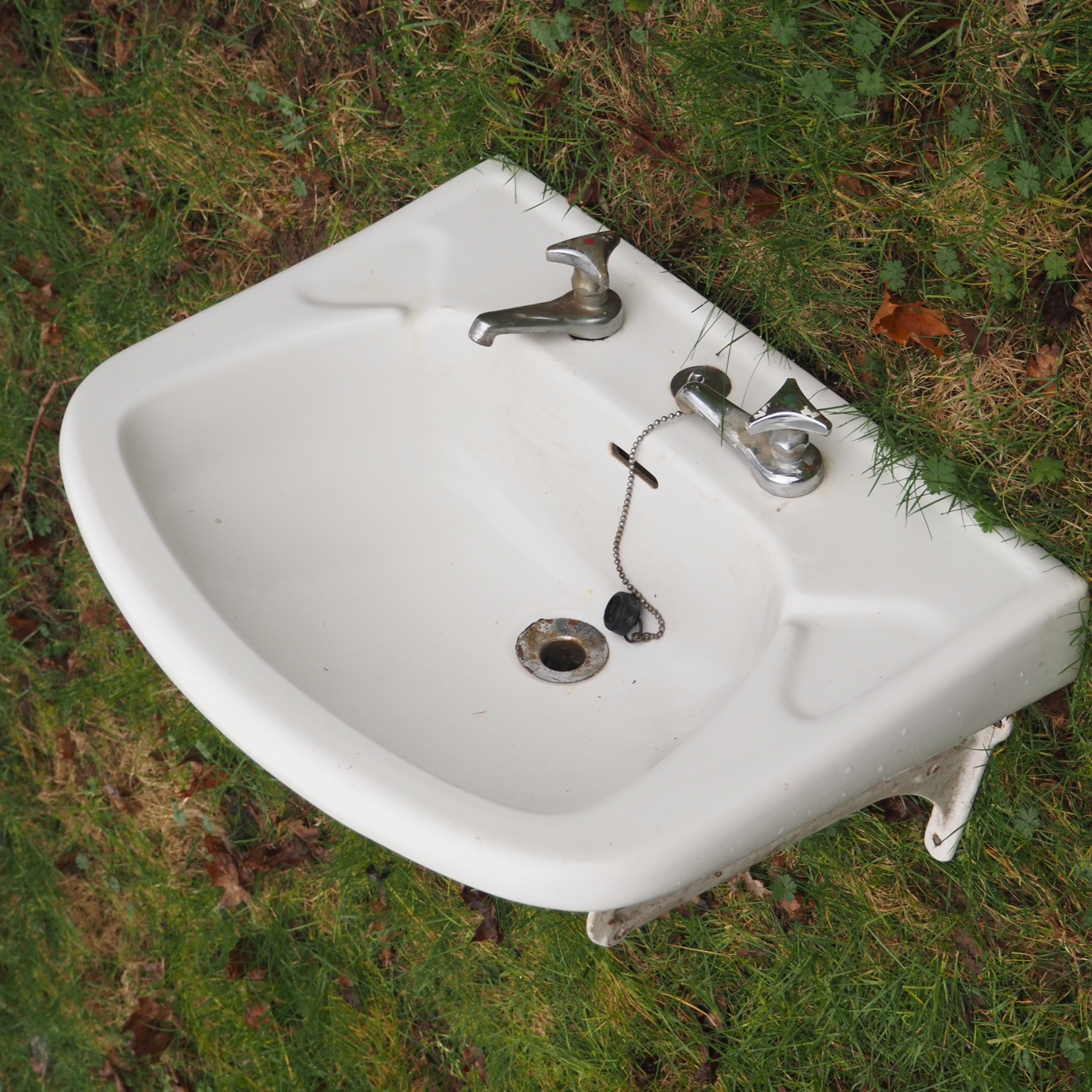 Wall mounted bathroom sink with brackets by Vitribo Belgium