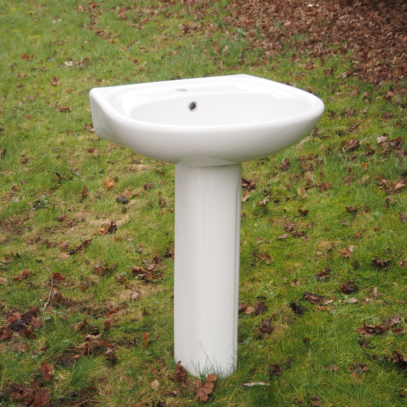 Pedestal bathroom sink by Lecico
