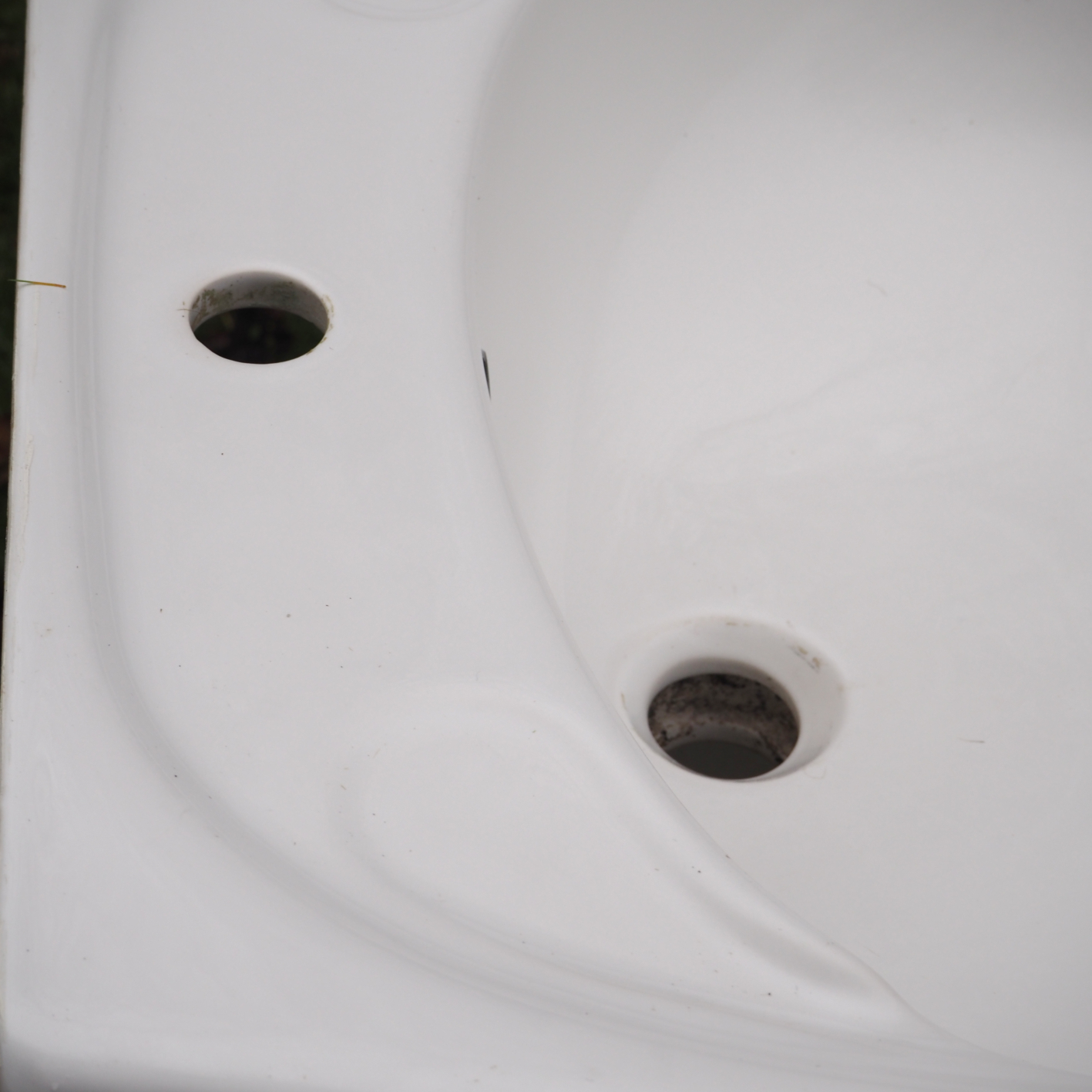 Pedestal bathroom sink by Lecico