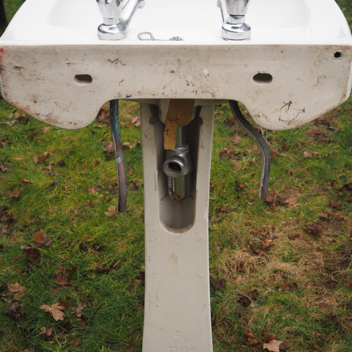 Pedestal bathroom sink