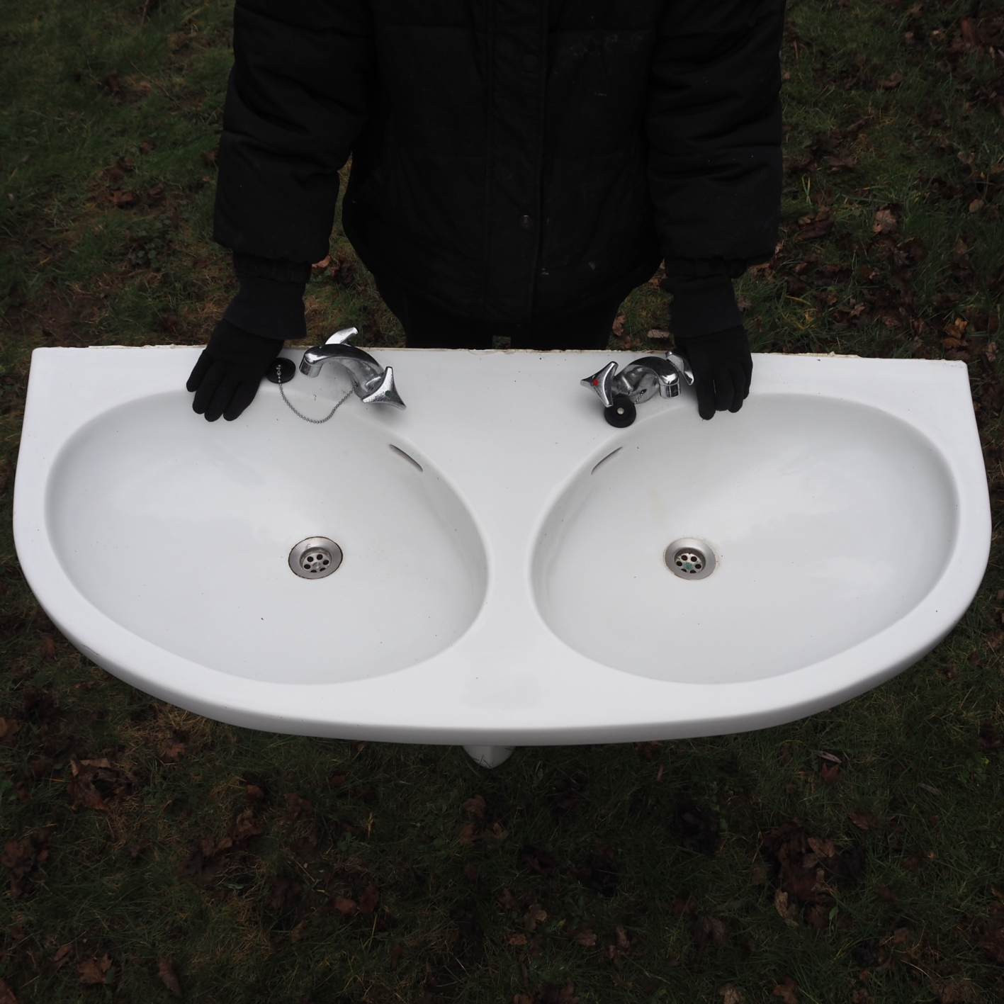 Pedestal double sink