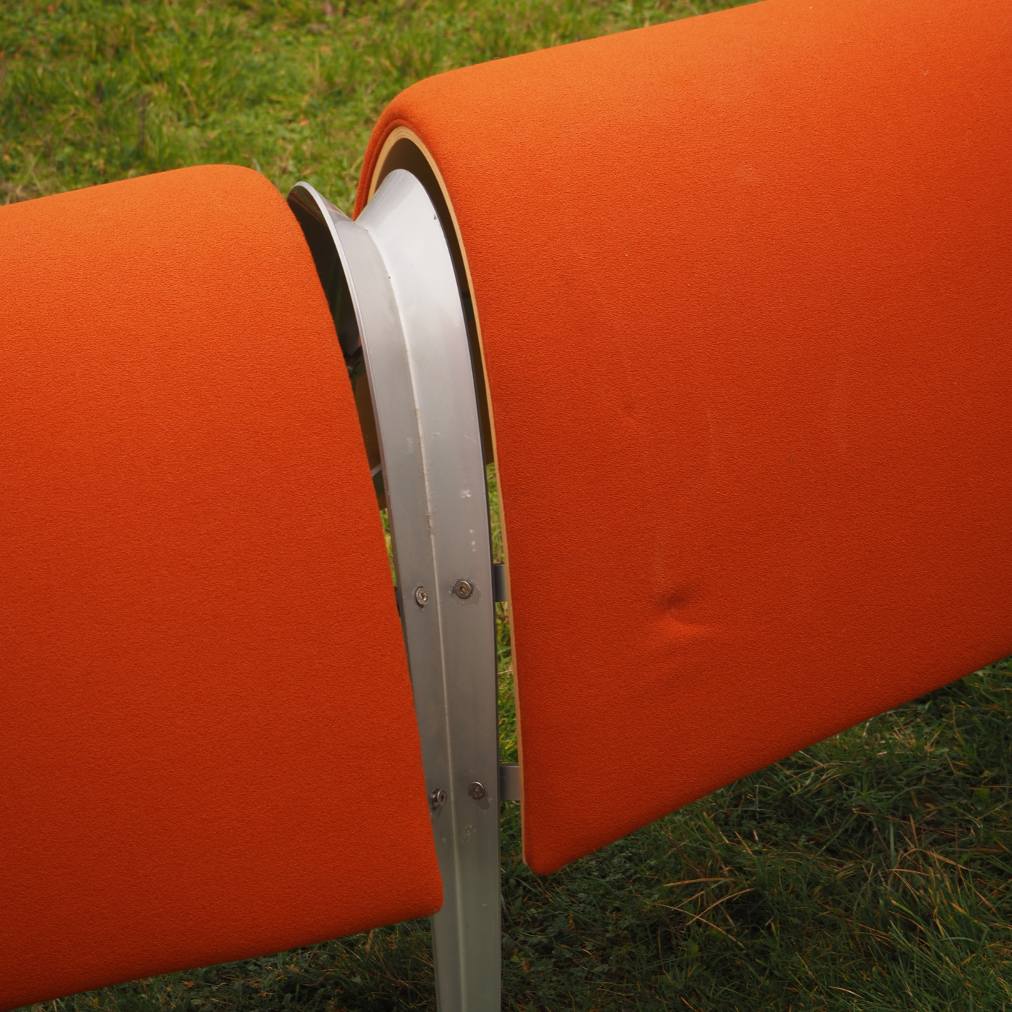 Double waiting bench in curved plywood and textile cover with glass tablet