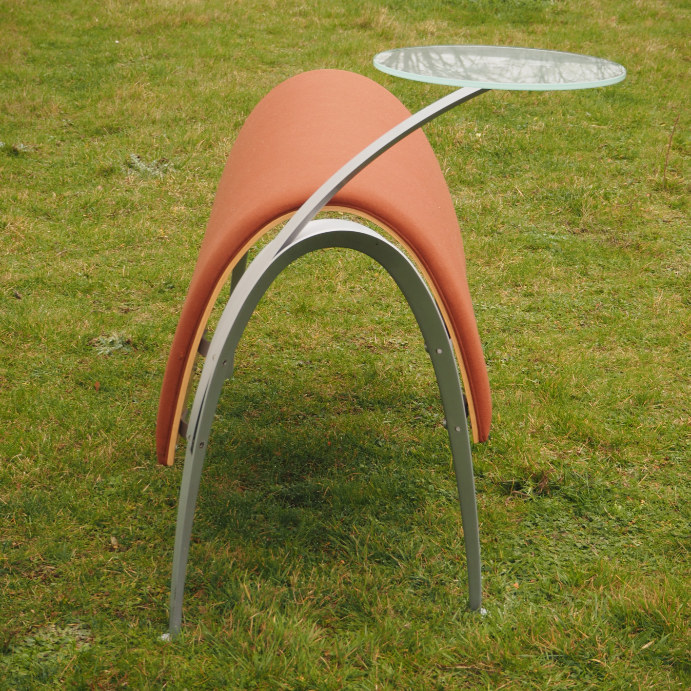 Simple waiting bench in curved plywood and textile cover with glass tablet - Dark Orange