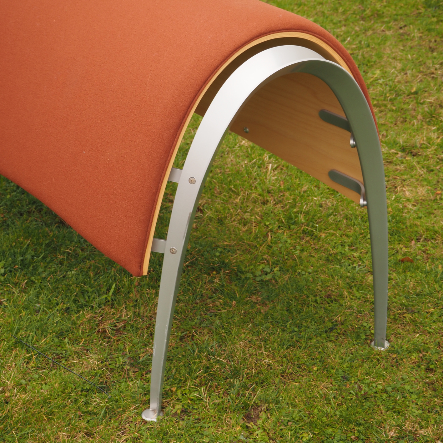 Simple waiting bench in curved plywood and textile cover with glass tablet - Dark Orange