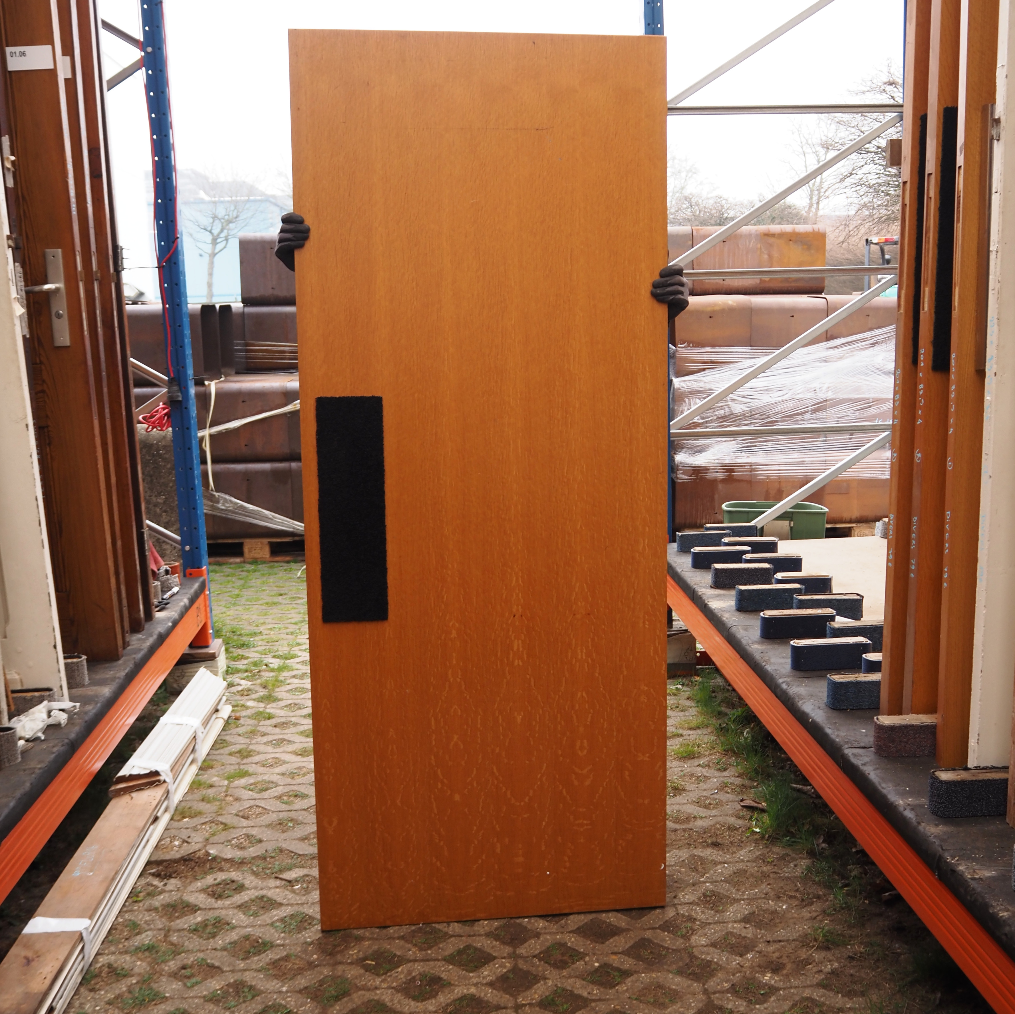 Door in wood (H. 201 x W. 82,5 cm) - Left/Right