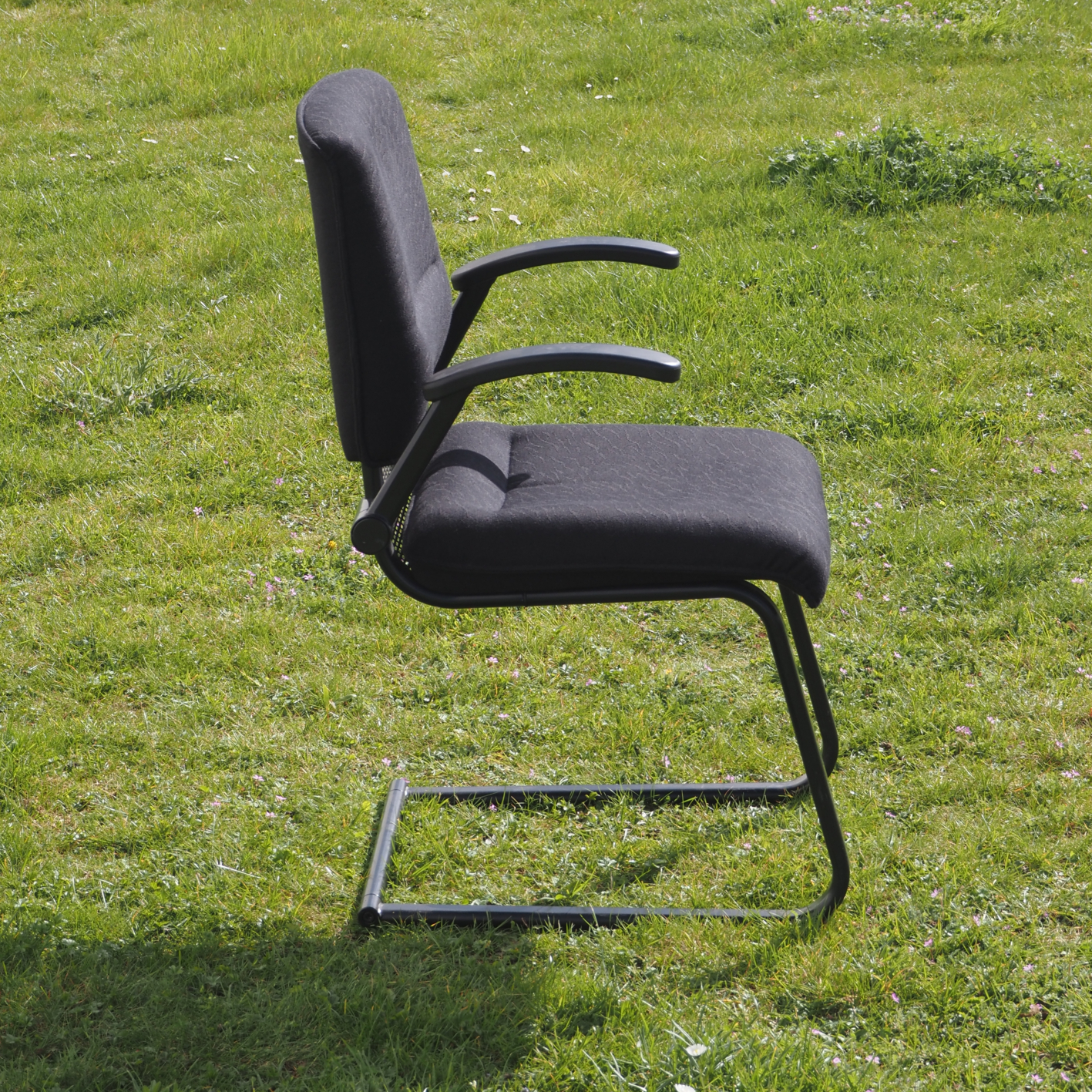Cantilever armchair by Giroflex