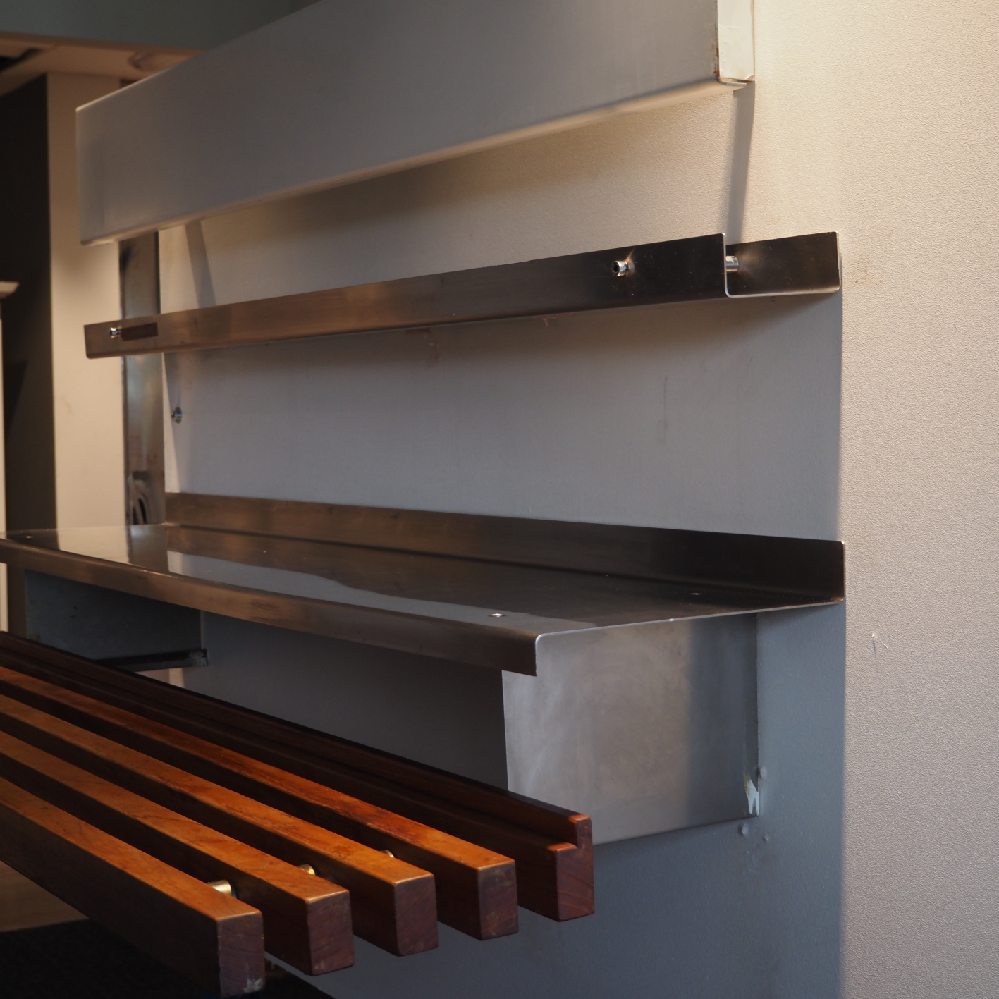 Countertop with wall shelving elements by Christophe Gevers