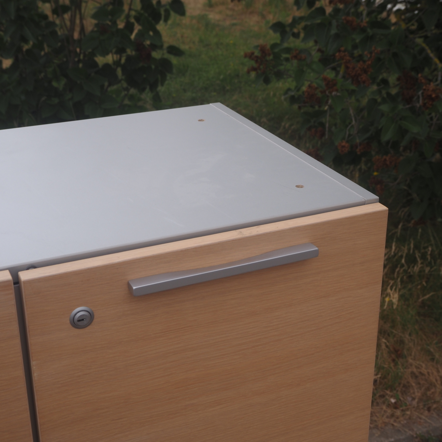 Office cabinet in veneered particle board (H. 149 cm)