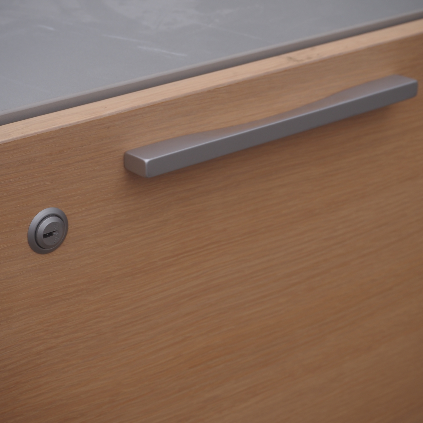 Office cabinet in veneered particle board (H. 149 cm)