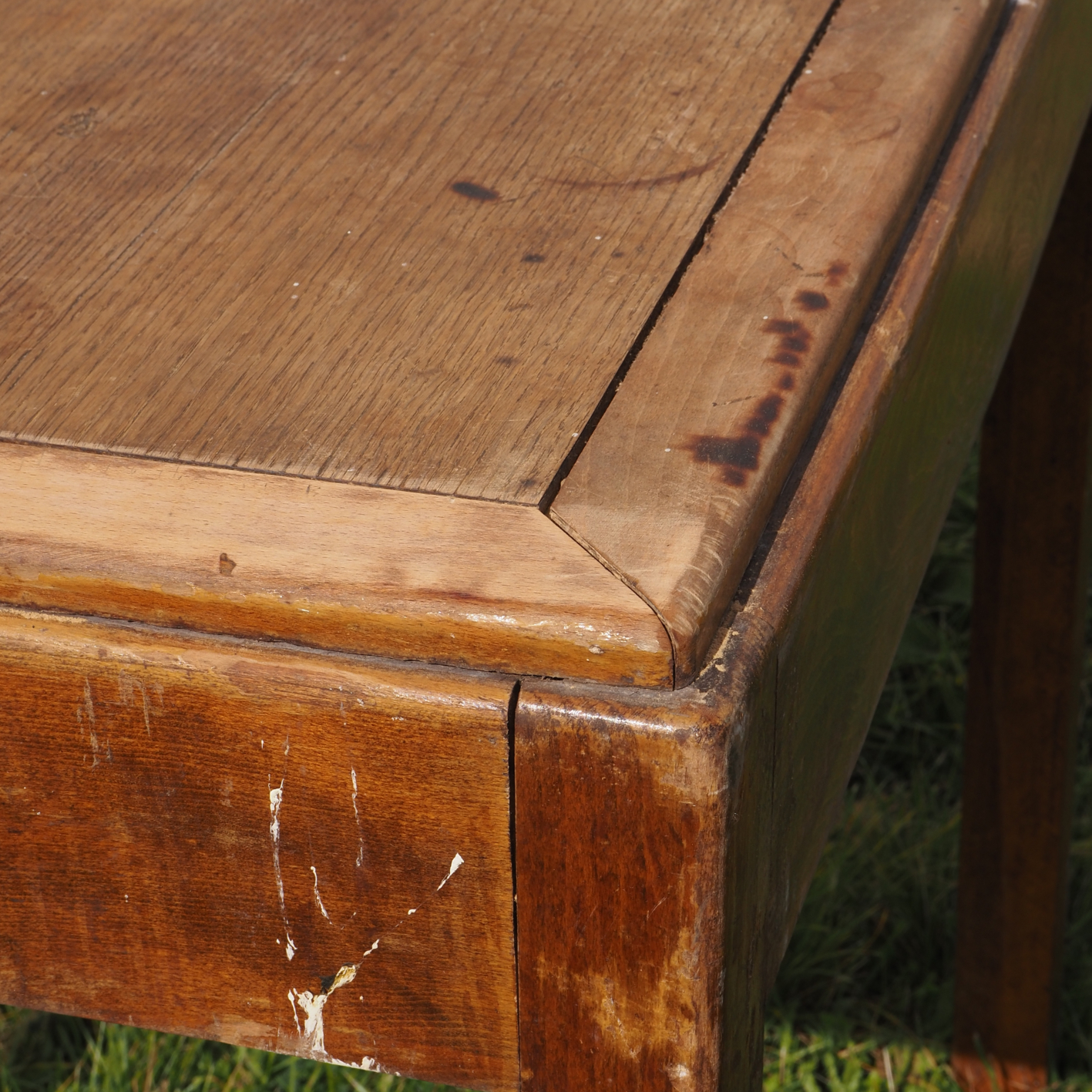 Table in varnished solid oak