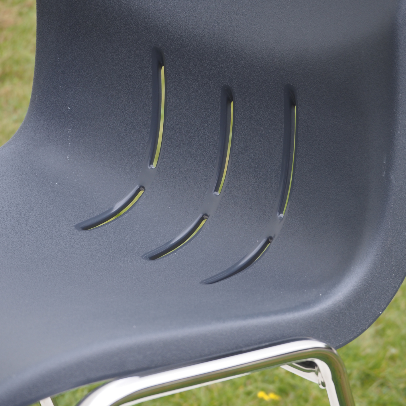 Stackable chair with anthracite polypropylene shell and tubular steel legs