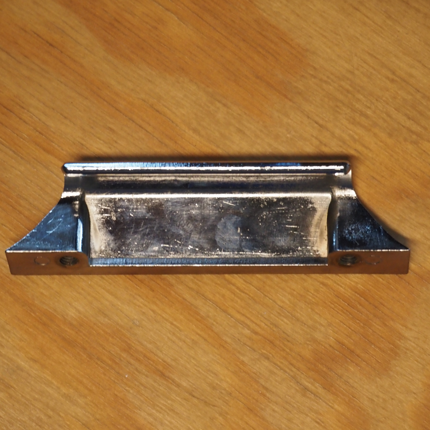 Cabinet handle in chromed aluminium