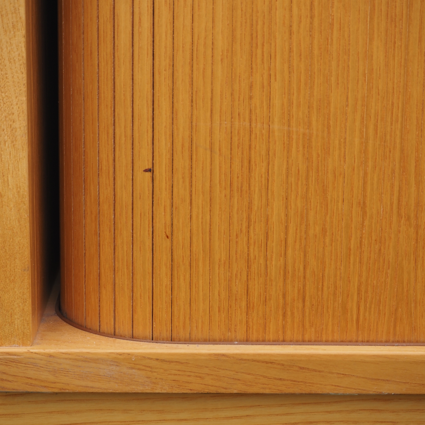 Office cabinet in veneered oak with roll-top doors (H. 120 cm)
