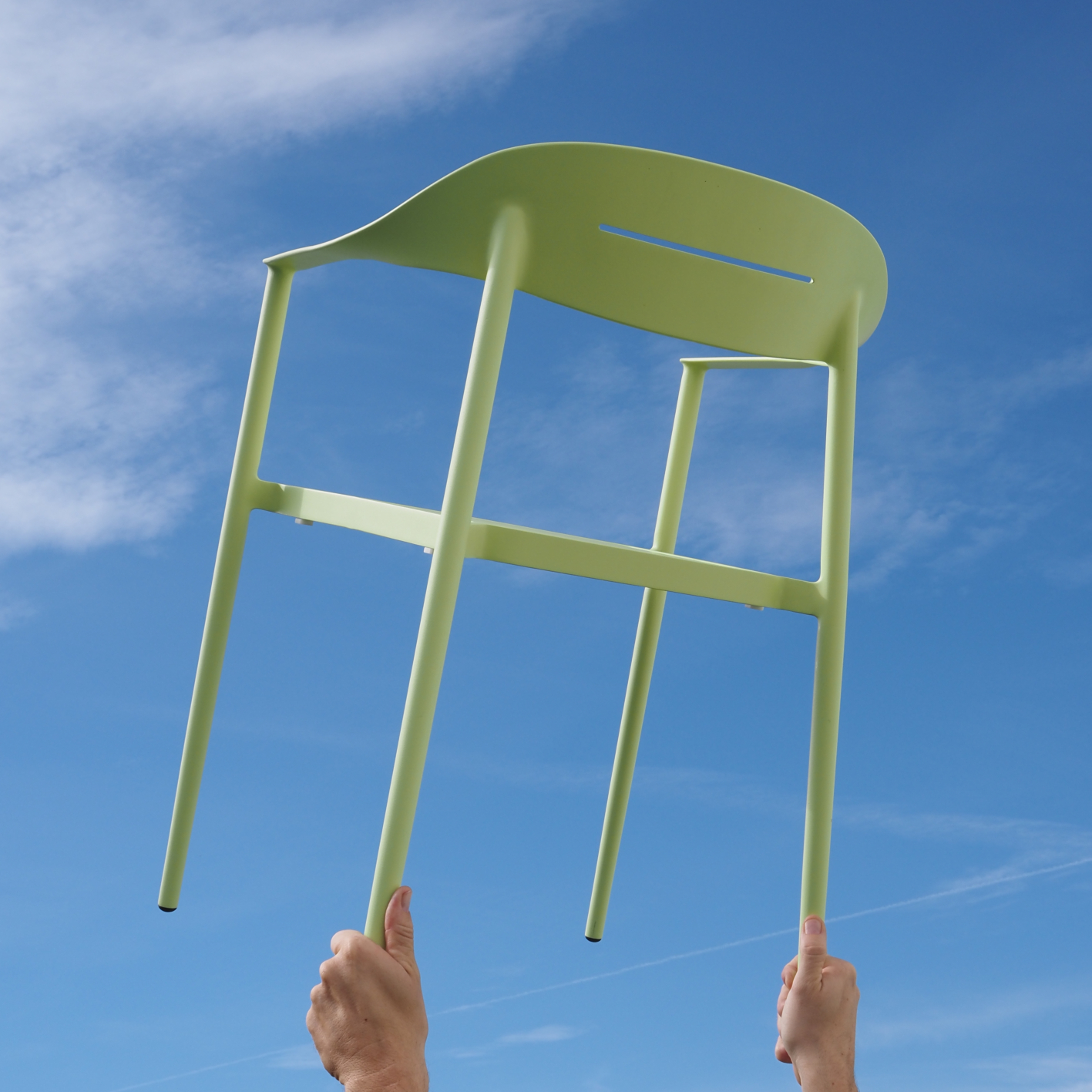 Stackable chair 'Kudos' by Jardinico