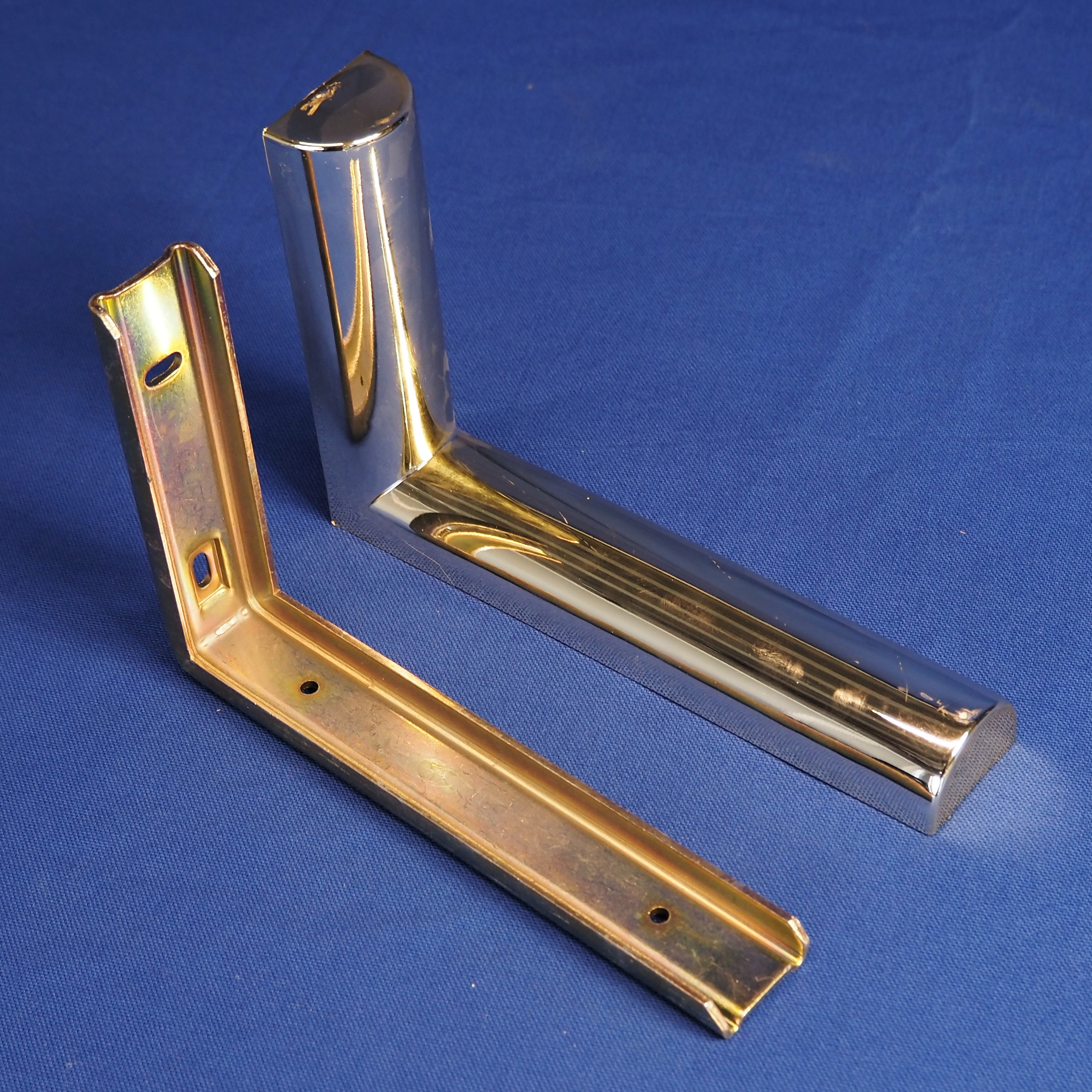 Shelf bracket in steel with golden plastic cover by Luigi Aldeghi (18,5 cm x 12,4 cm)