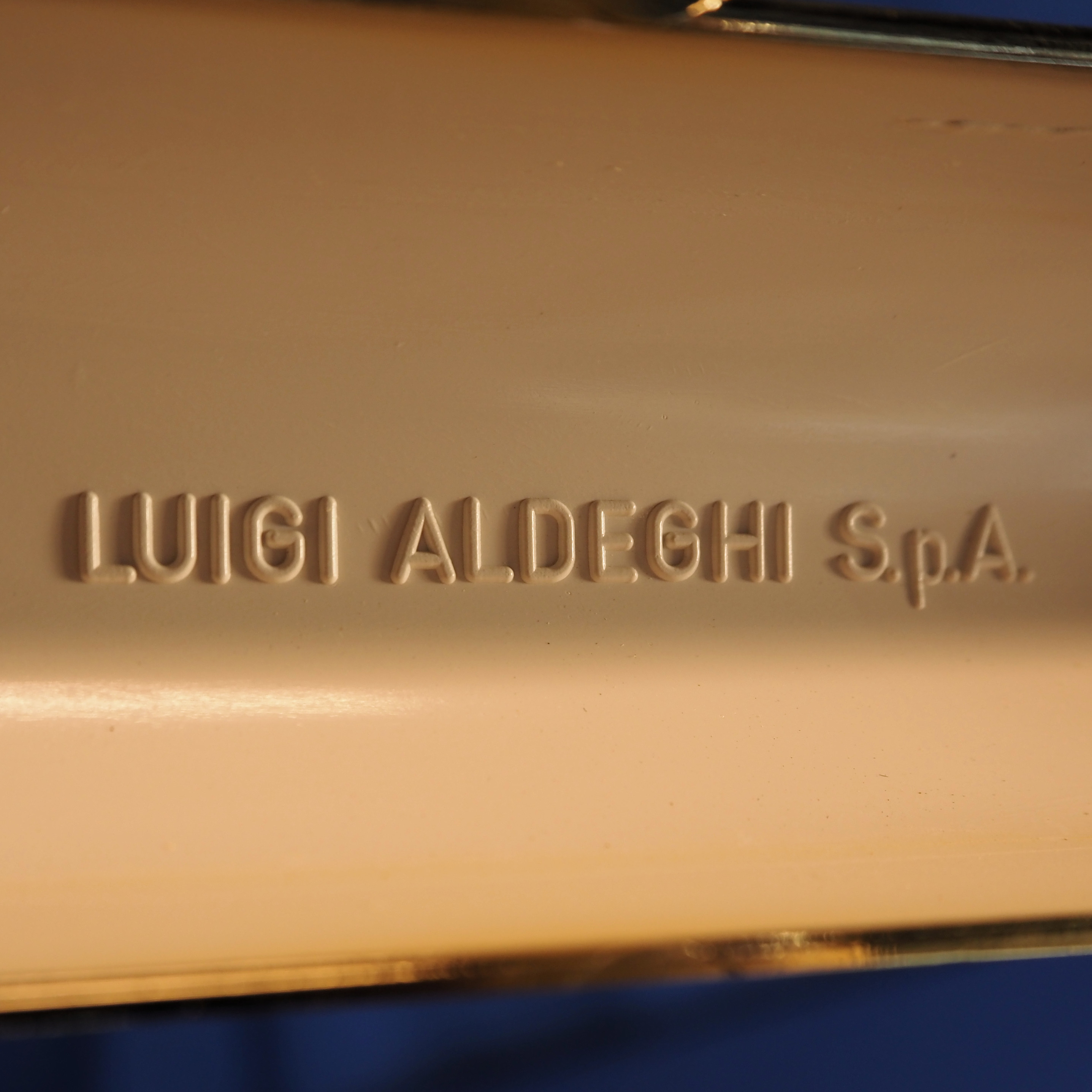 Shelf bracket in steel with golden plastic cover by Luigi Aldeghi (18,5 cm x 12,4 cm)
