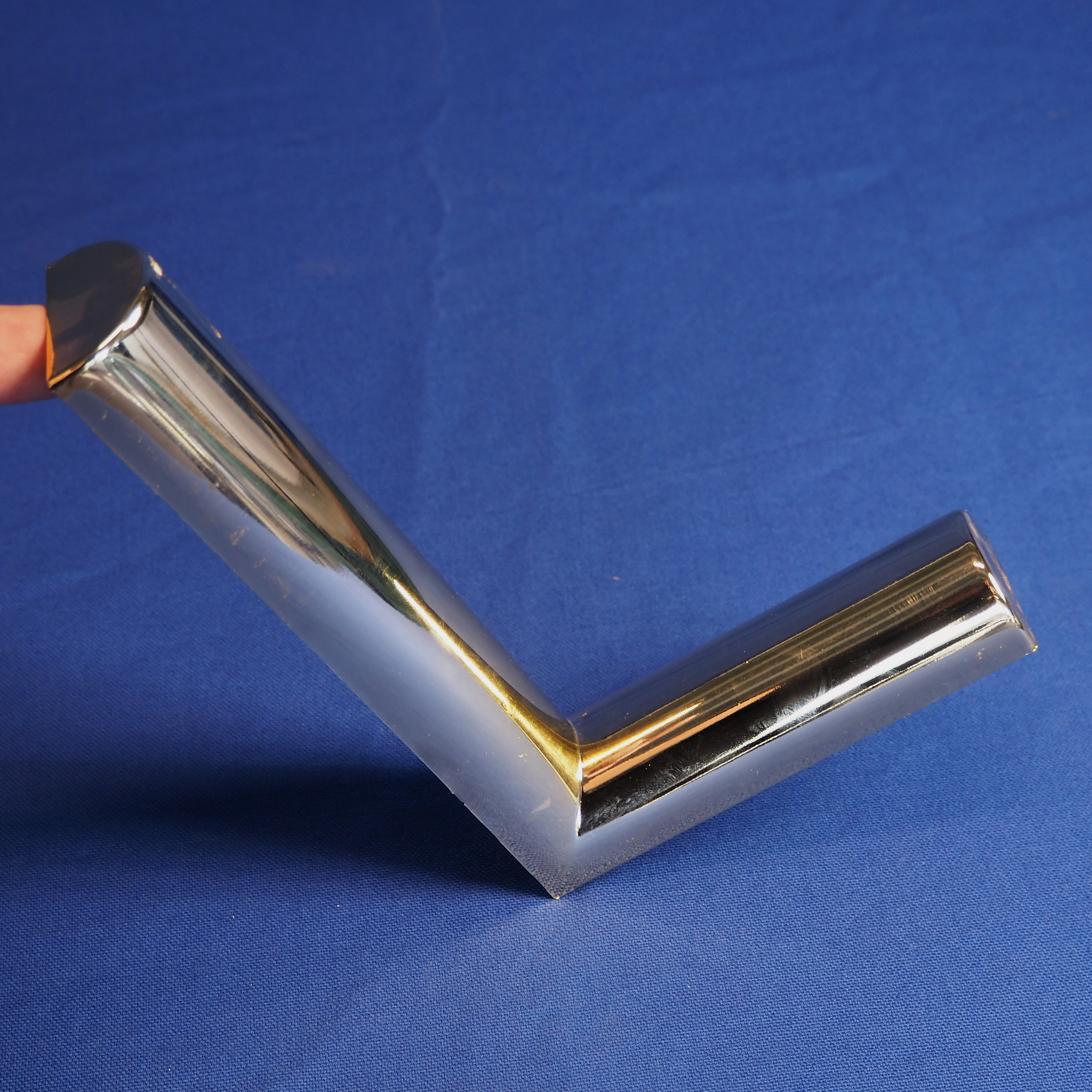 Shelf bracket in steel with golden plastic cover by Luigi Aldeghi (18,5 cm x 12,4 cm)