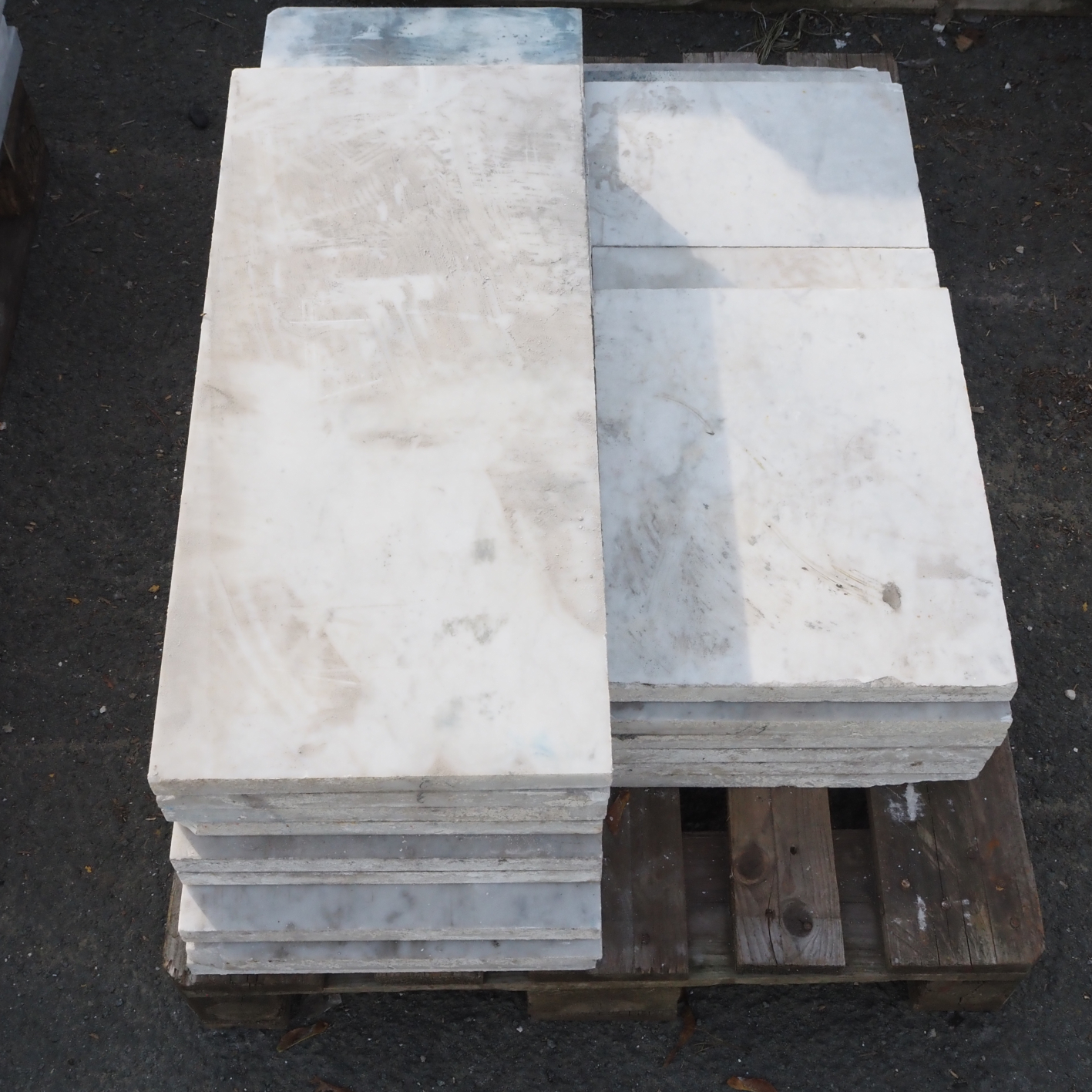 Batch of white marble tiles (± 4,89 m2)