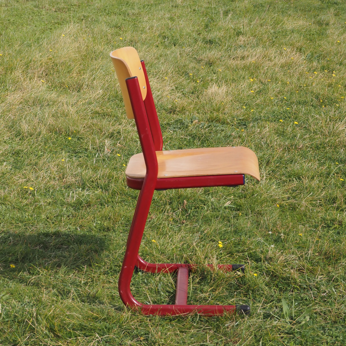 Cantilever chair in plywood and steel legs