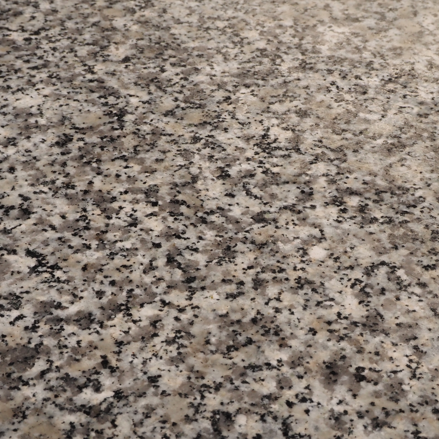 Batch of light grey granite tiles (60 x 60cm) (± 10,5 m2)