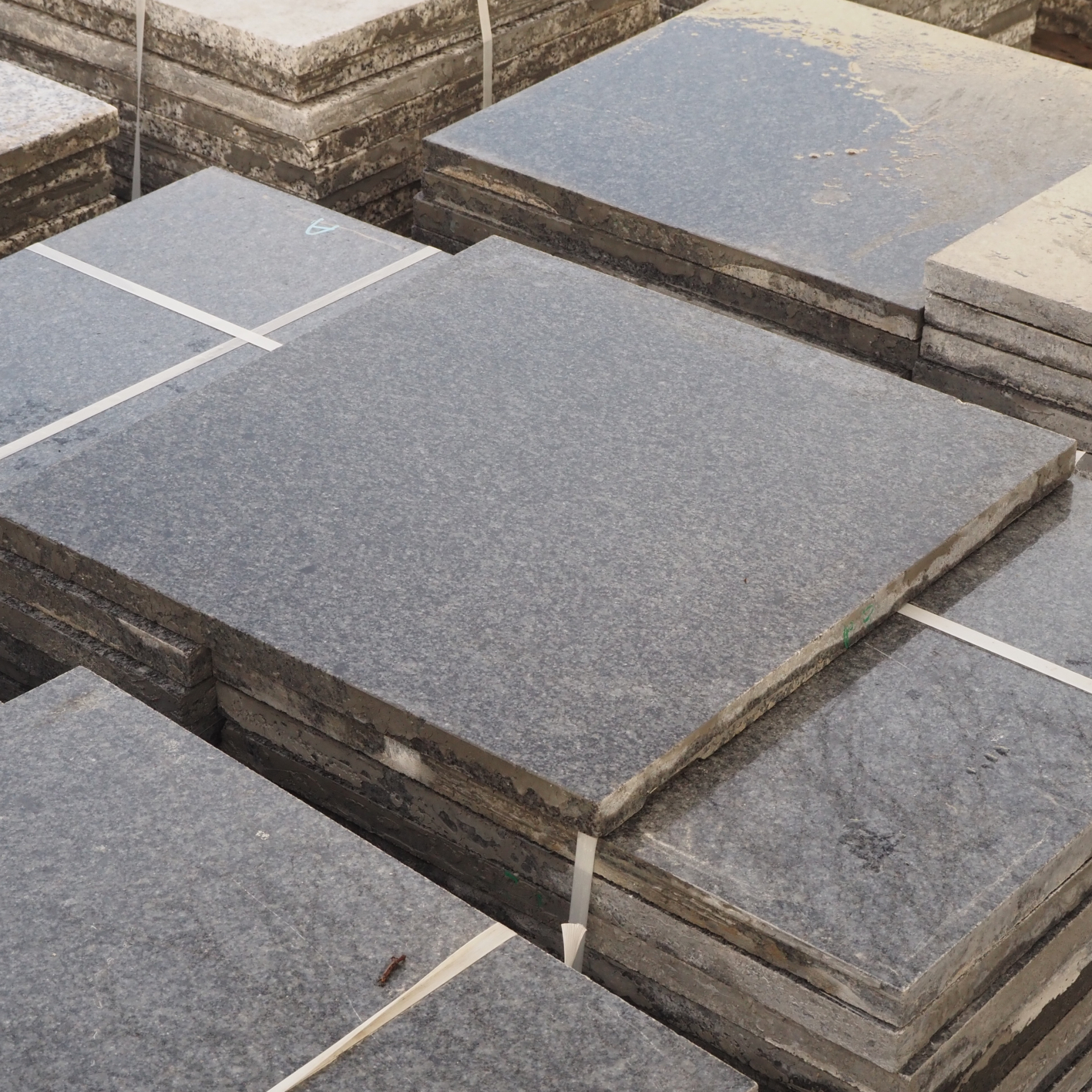 Batch of dark grey granite tiles (60 x 60cm) (± 10,5 m2)