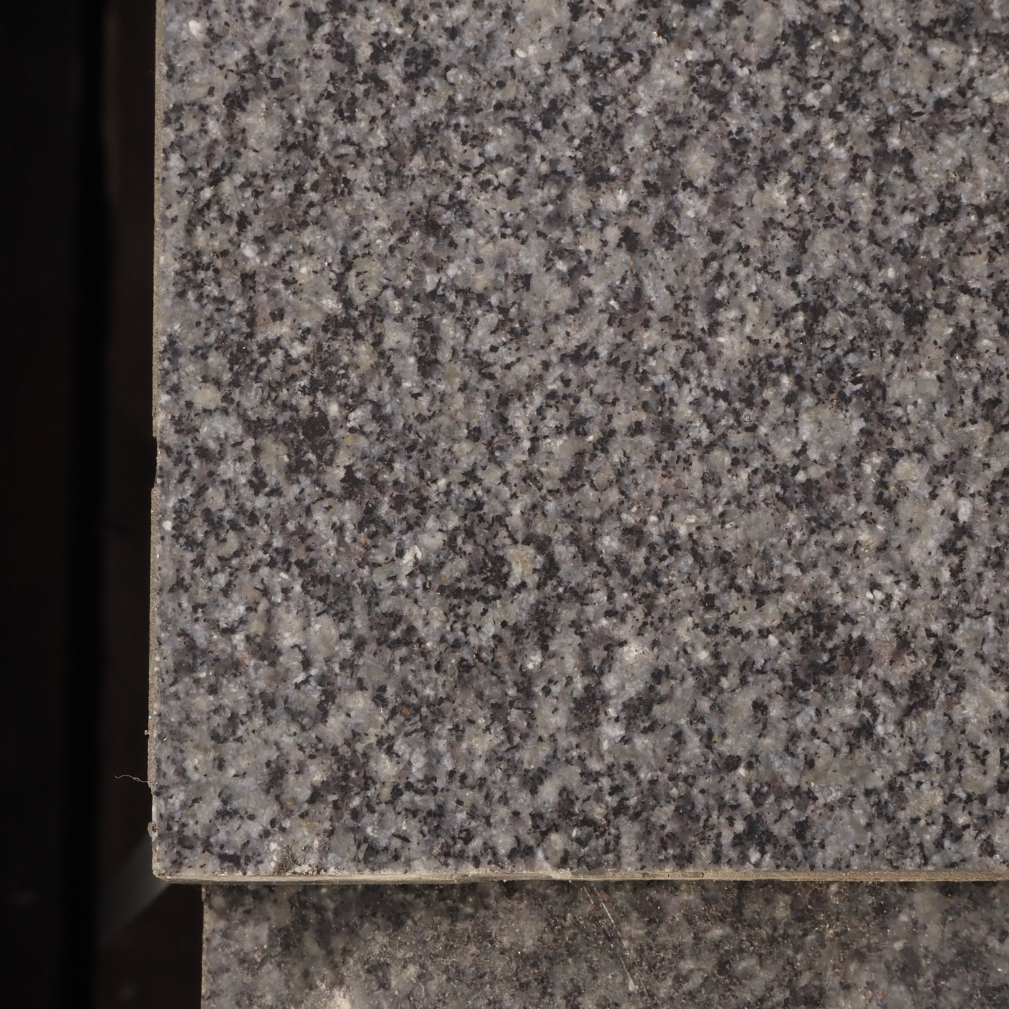 Batch of dark grey granite tiles (60 x 60cm) (± 10,5 m2)