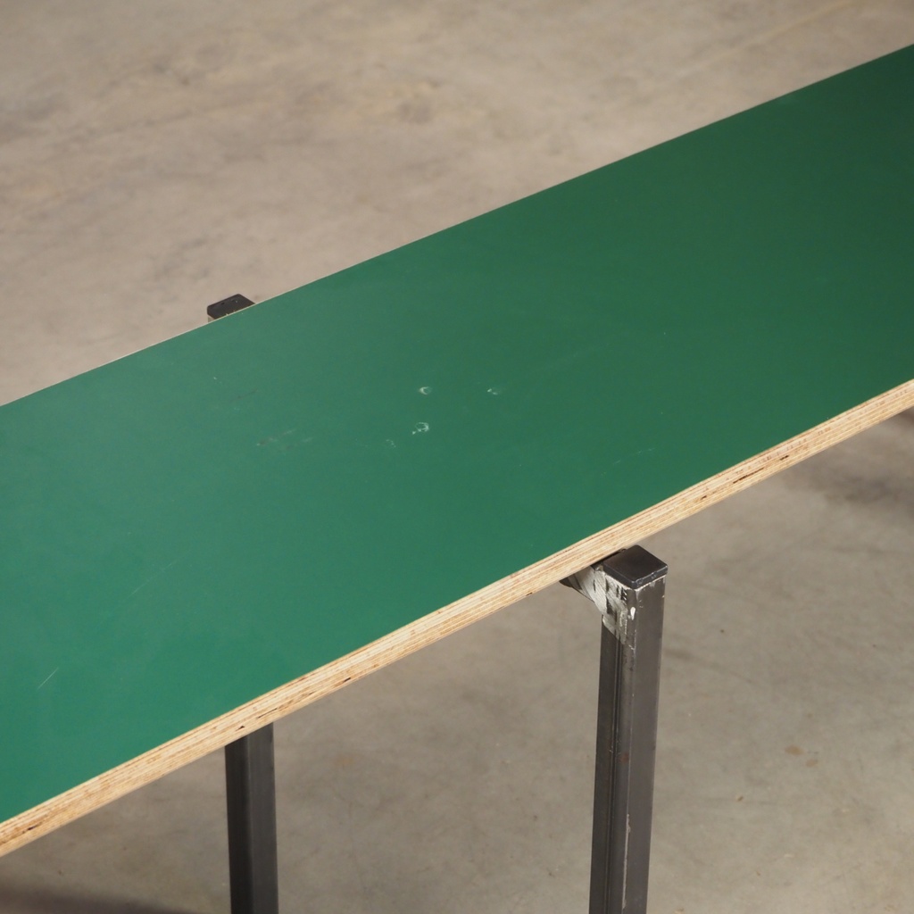 Bench in plywood and steel