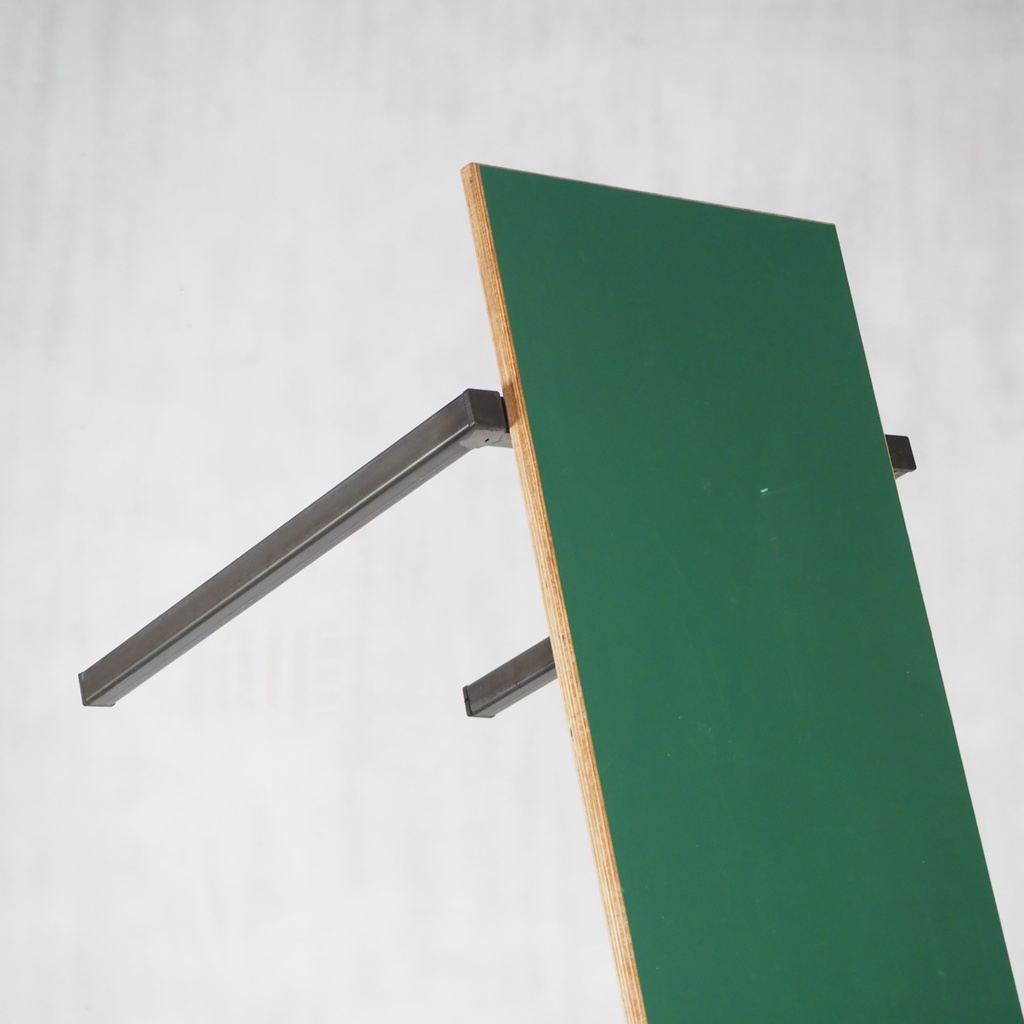 Bench in plywood and steel