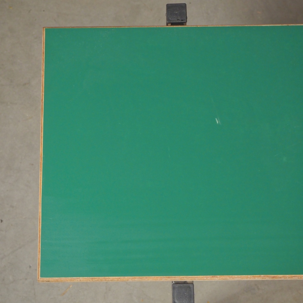 Bench in plywood and steel