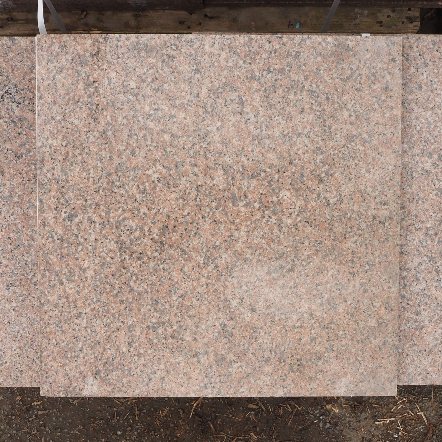 Red granite slabs (&lt;2,9 cm thick) - Sold per m2