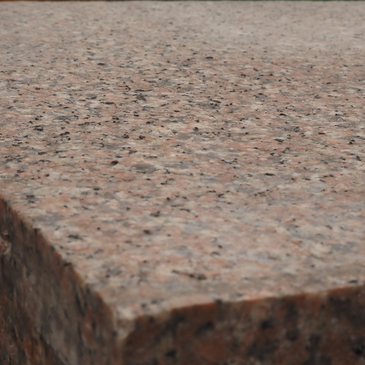 Red granite slabs (&lt;2,9 cm thick) - Sold per m2